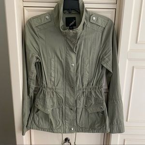 CLASSIC TWILL UTILITY JACKET IN OLIVE GREEN SZ XS
